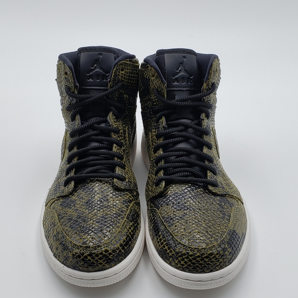 Womens Nike AIR JORDAN 1 RETRO HI PREMIUM Shoes - Picture 4 of 7
